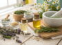 Natürliche Zutaten und Kräuter für Naturkosmetik mit Kräutern auf einem Holztisch